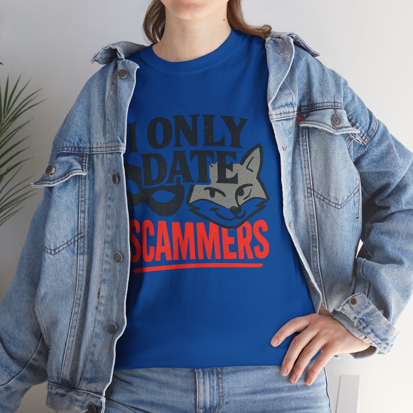 T-Shirt — I Only Date Scammers Graphic Tee (Funny Cat Mask Design)